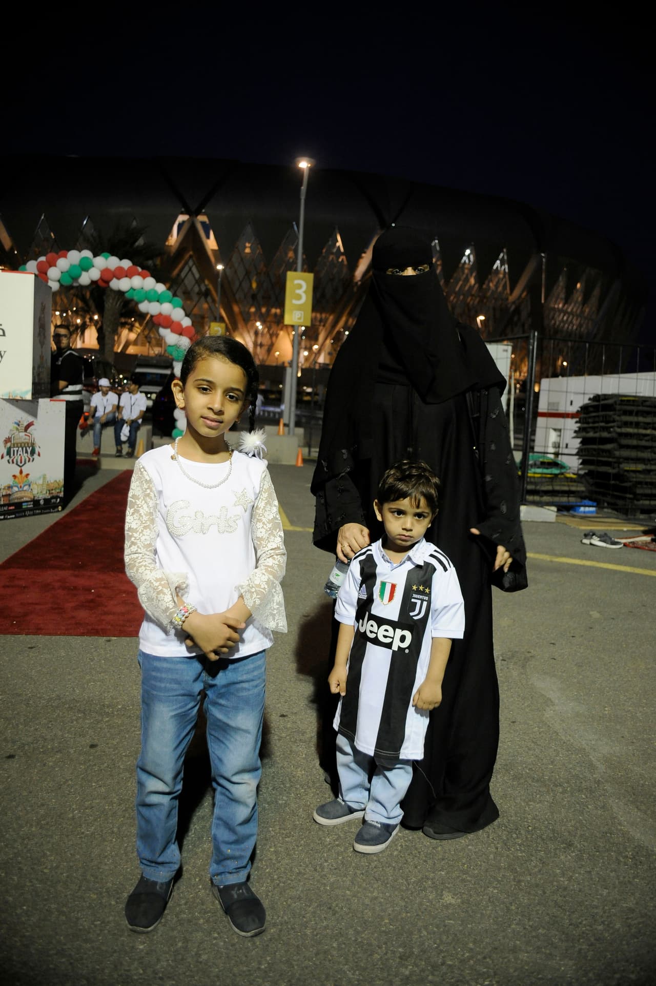 Un evento con equipos de primer nivel como la Juventus y el Milan, disputando la final de la Supercopa de Italia, fue suficiente atractivo para que las mujeres fanáticas del buen fútbol se hicieran presentes en el estadio King Abdullah de Yeda a pesar de las fuertes restricciones. Para hacerlo, debieron ubicarse en la zona familiar y estar acompañadas de un hombre.