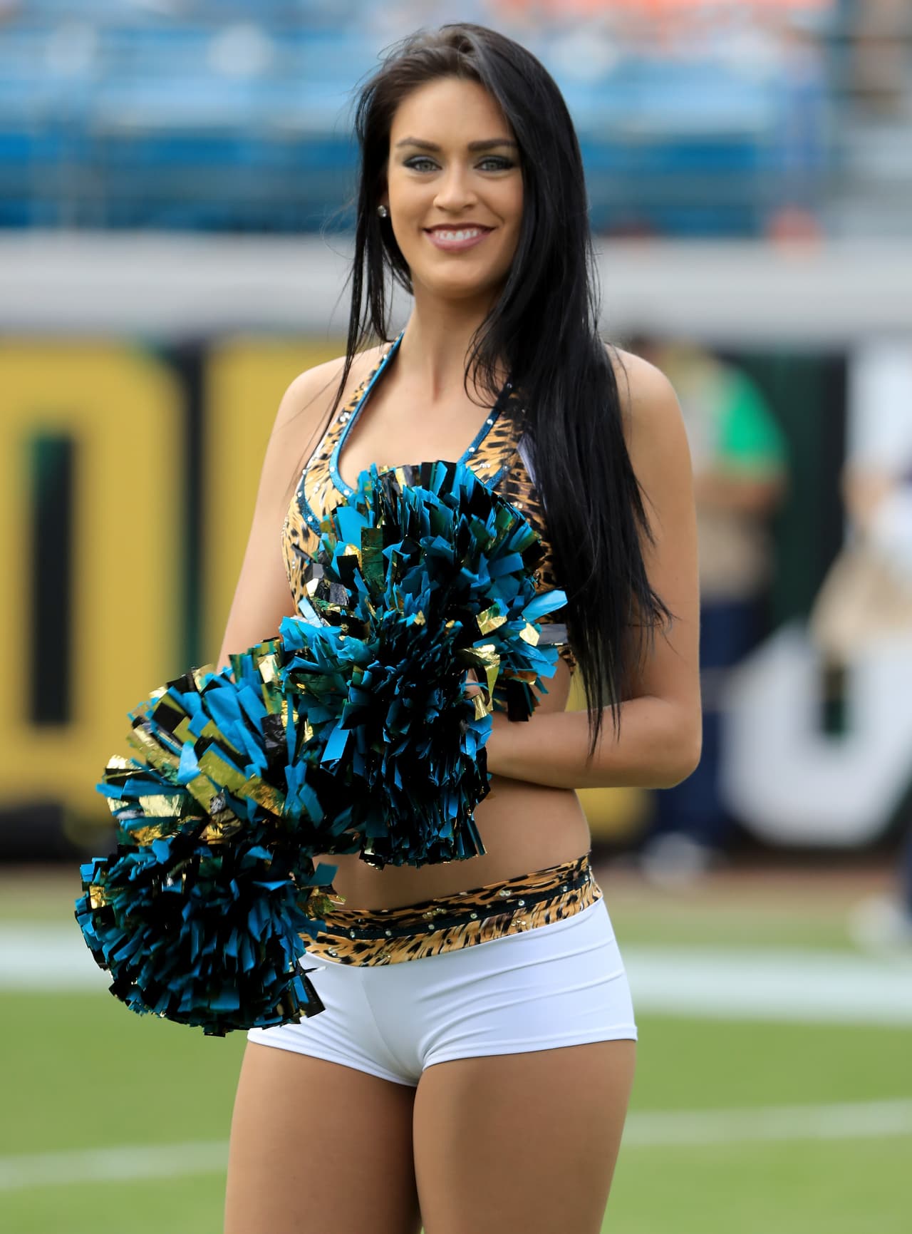 Las curiosidades y alegría de los fanáticos se mezclan con la energía de las porristas del fútbol americano de la NFL.