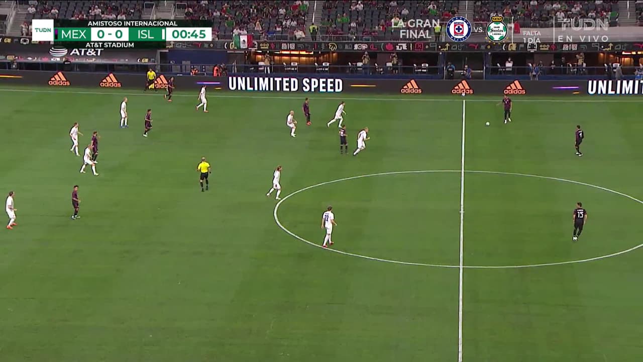 Arranca el partido y la pelota está en juego.