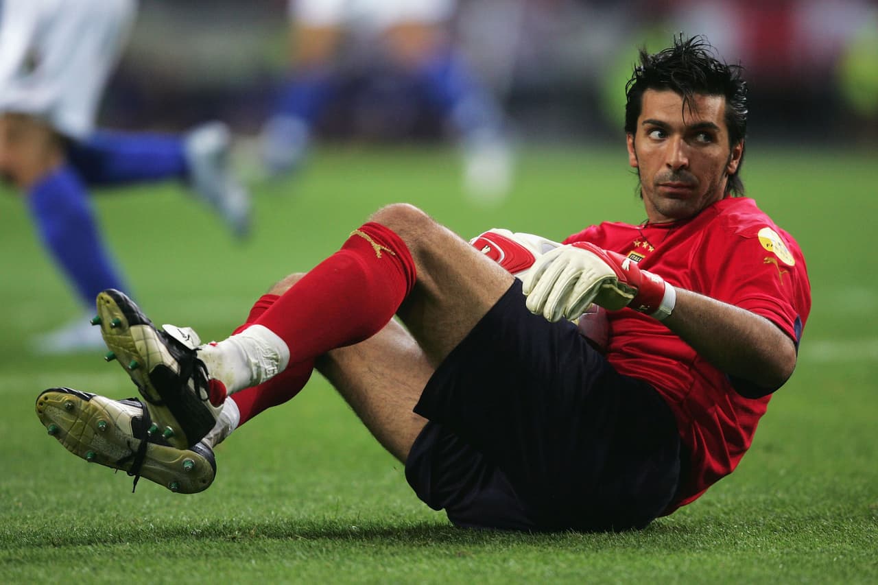 Para la Eurocopa del año 2000, en Bélgica y Holanda, Gianluigi Buffon no pudo participar por una fractura en una mano.