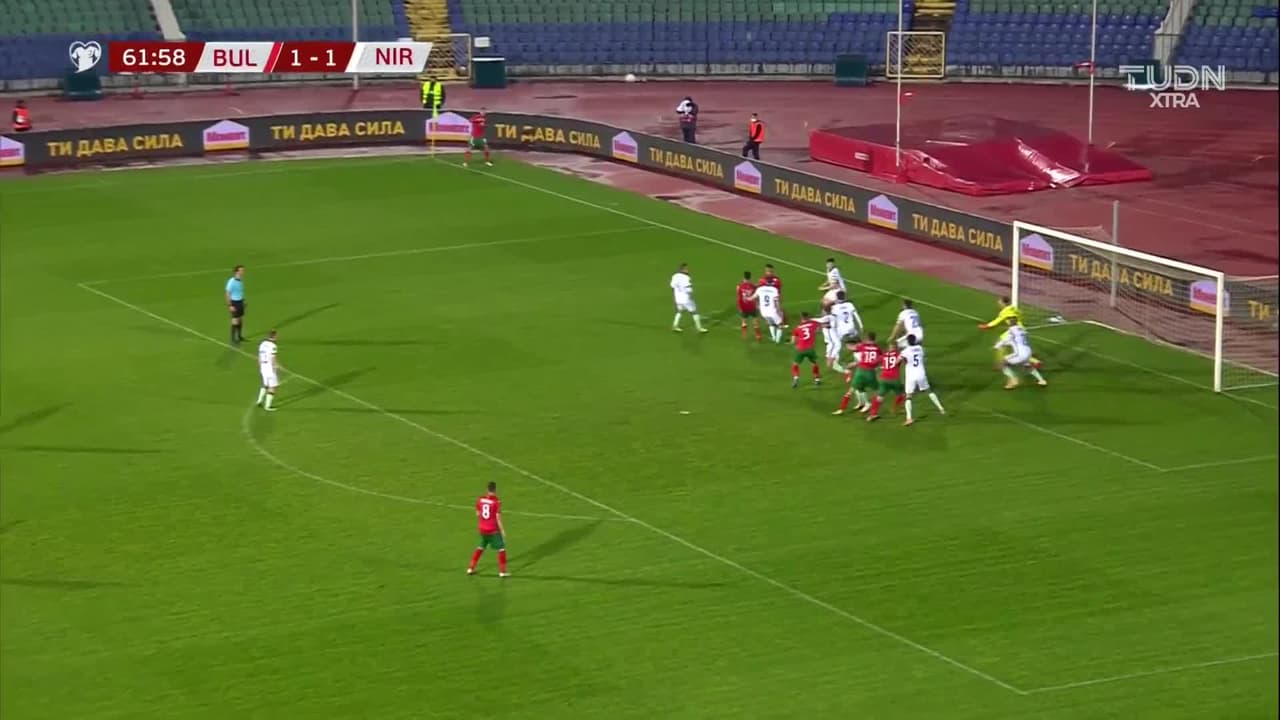 ¡GOL!  anota para Bulgaria. Todor Nedelev