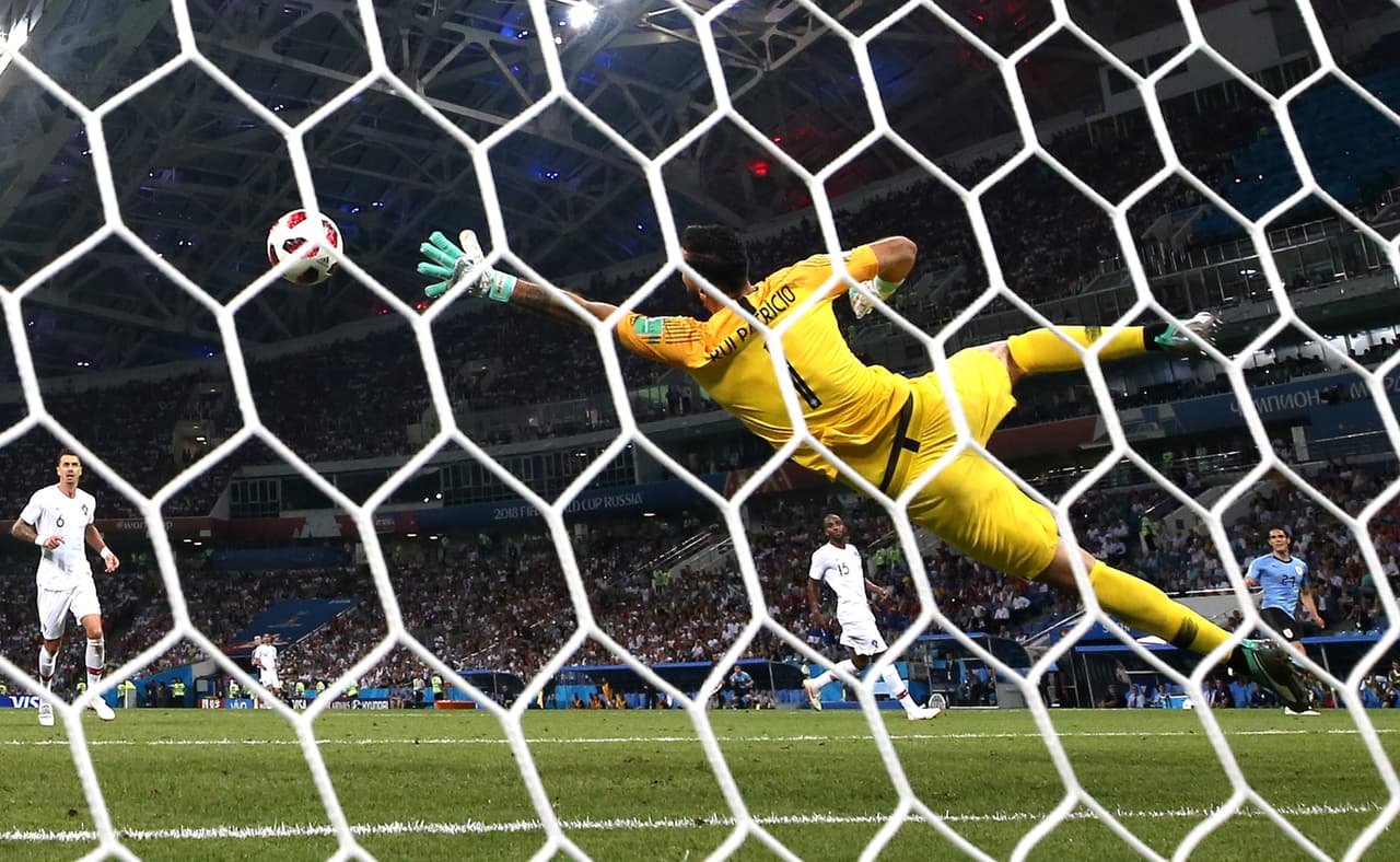 La Celeste consiguió el cupo en cuartos de final con una definició impecable del delantero del PSG tras un contragolpe letal. De primera, con su pierna derecha, envió el balón al palo más lejano de Rui Patricio.