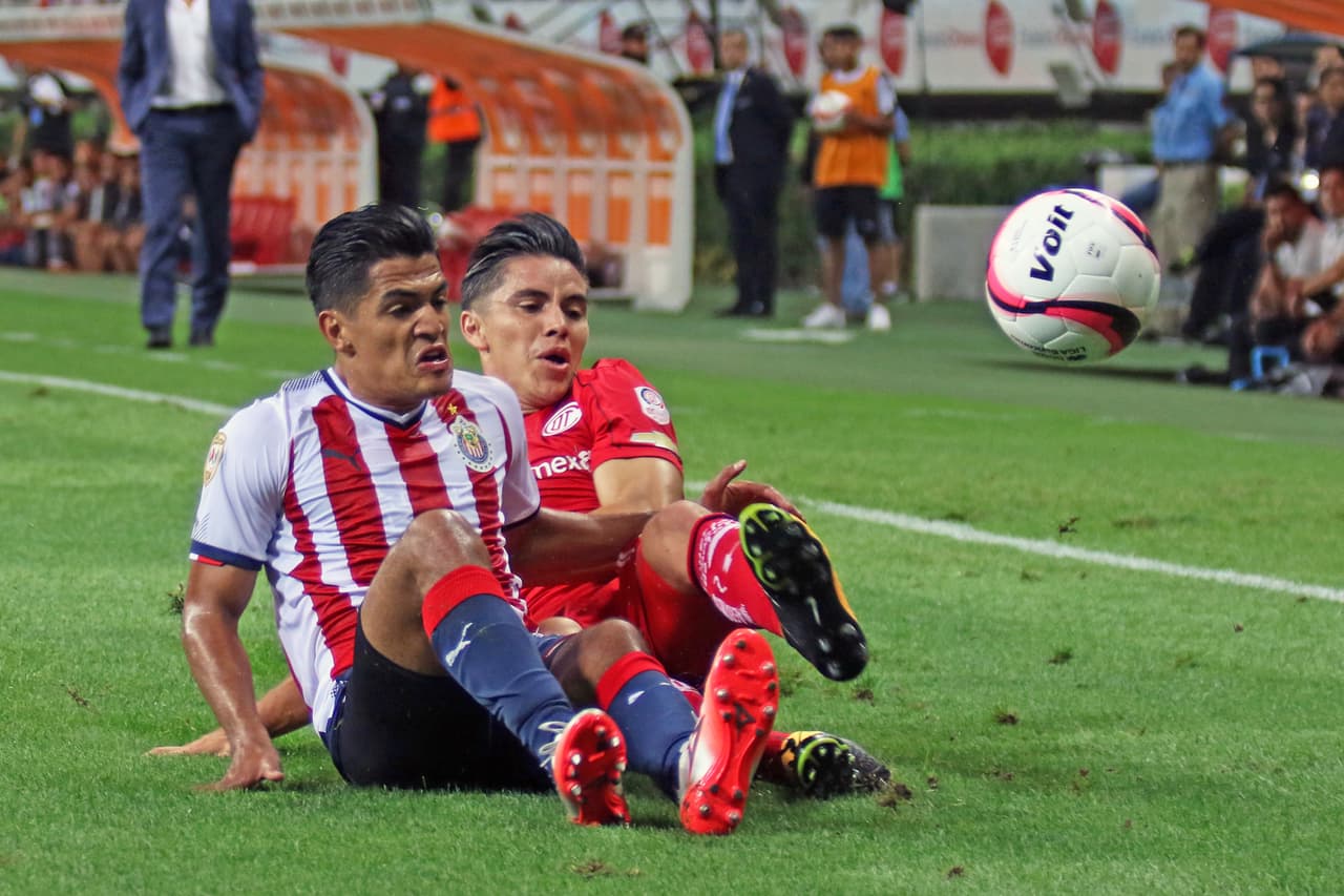 Chivas y Toluca empataron sin goles en un partido muy disputado y lleno de jugadas fuertes