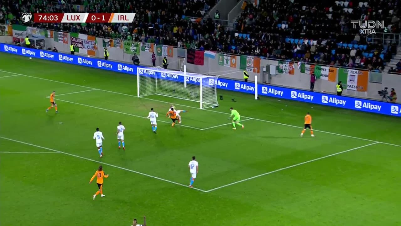 ¡GOL!  anota para Irlanda. Chiedozie Ogbene