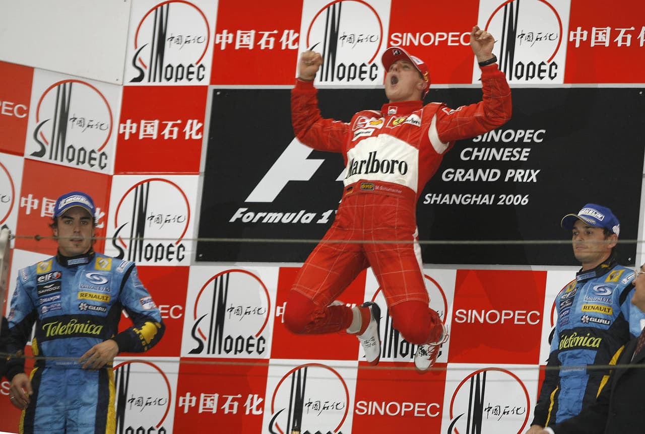 A pesar de su triunfo en China, el último en la Fórmula 1, el español Fernando Alonso (izq.) obtuvo la victoria y el segundo lugar en la penúltima y última carrera, respectivamente. Gracias a ello, fue campeón de pilotos en 2006.