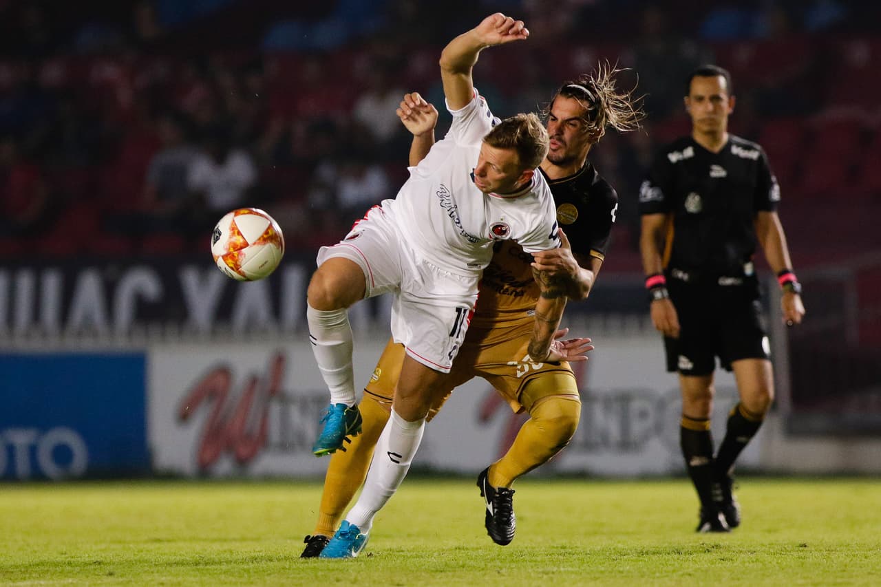 En el mismo horario los Tiburones Rojos de Veracruz y los Dorados de Sinaloa se enfrentaron en el Luis Pirata Fuente.