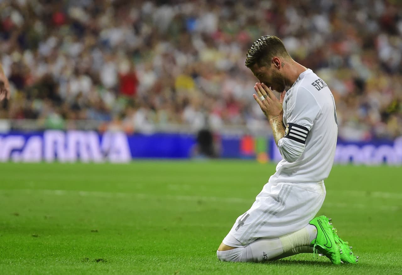 Por si ese ridículo a finales del año pasado fuera poco, el Real Madrid se encargó de complicarse demasiado la situación en la Liga española al cosechar empates con Valencia, Betis y Málaga y además cayendo en el Santiago Bernabéu frente al Atlético de Madrid de Simeone quien le ha tomado la medida a los merengues y los dejó abatidos con escasas opciones de pelar por el campeonato 12 puntos detrás del líder Barcelona.