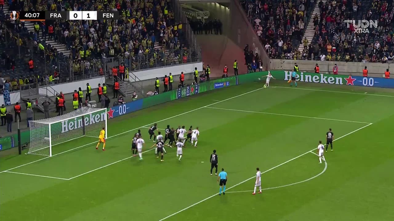 ¡TIRO ATAJADO! disparo por Serdar Aziz.