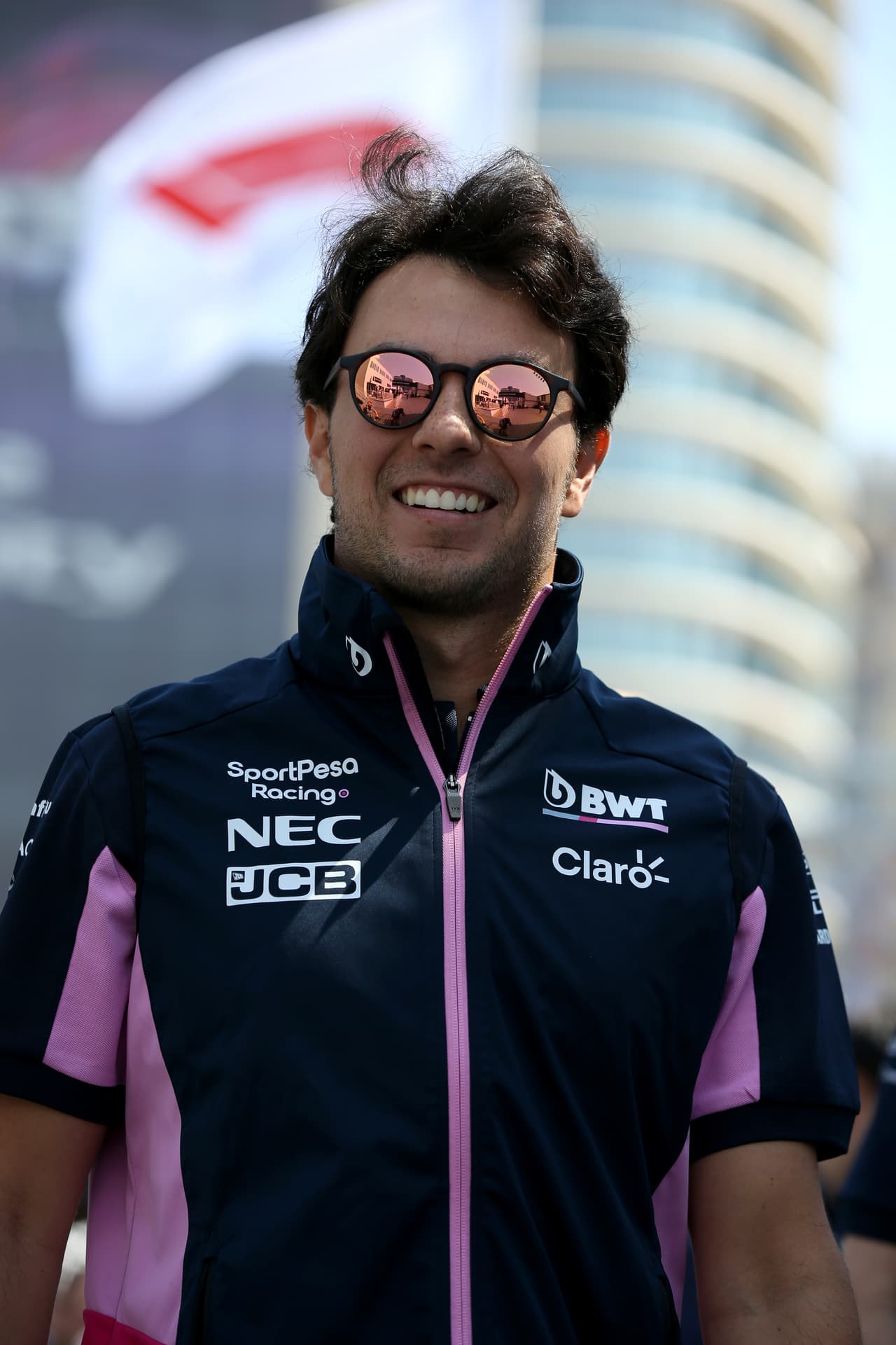 Charles Leclerc logró los mejores tiempos en las dos primeras sesiones libres en Azerbaiyán y en amboas estuvo seguido por su compañero de Ferrari Sebastian Vettel. Sergio 'Checo' Pérez no pasó del puesto 13 y la jornada contó con un incidente a 12 minutos de haber comenzado por una alcantarilla floja.