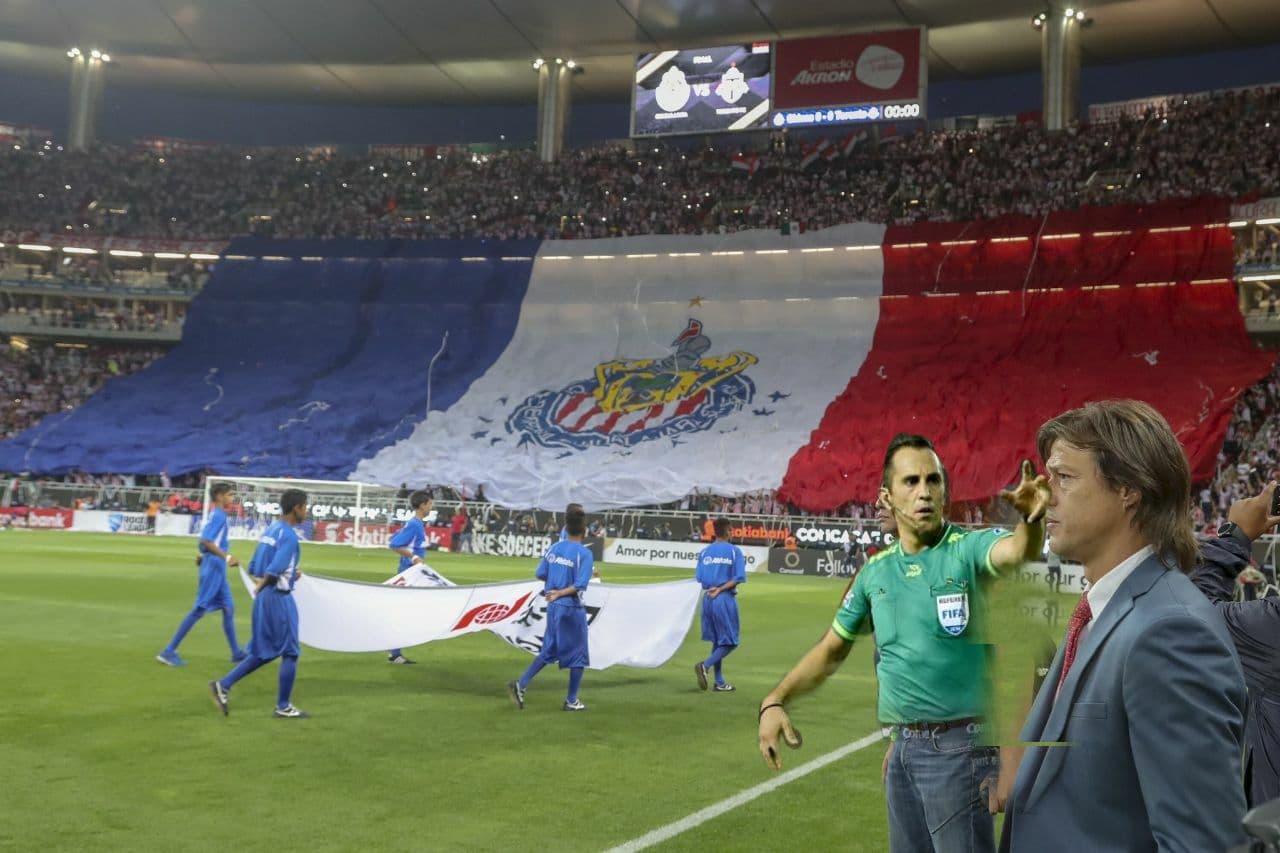 El equipo solo quería que su gente le ayudara a quitar a un intruso en un cuadro espectacular entre Matías Almeyda y la bandera gigante de su afición.