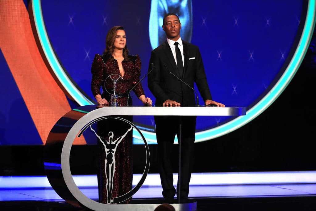 La legendaria patinadora y campeona olímpica Katarina Witt entregó el galardón que se adjudicó al Regreso de Año de Tiger Woods y estuvo acompañada por el gran Marcus Allen, miembro del Salón de la Fama de la NFL.