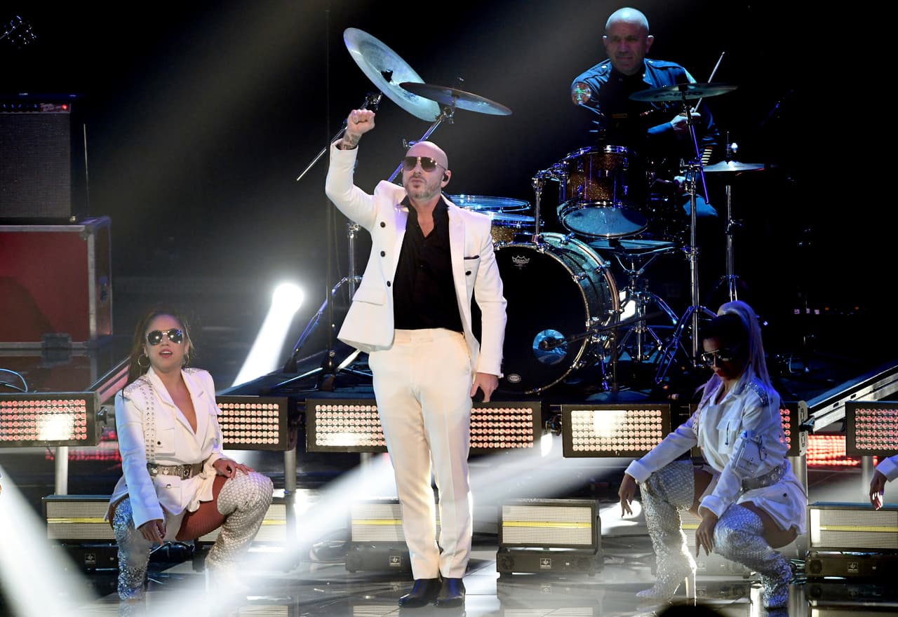 Estrellas como Natalia Lafourcade se llevo el mejor albúm, Residente recibió el premio a la canción del año y Alejandro Sanz fue el ganador de la grabación del año. Estos fueron los premios mas destacados de la noche.