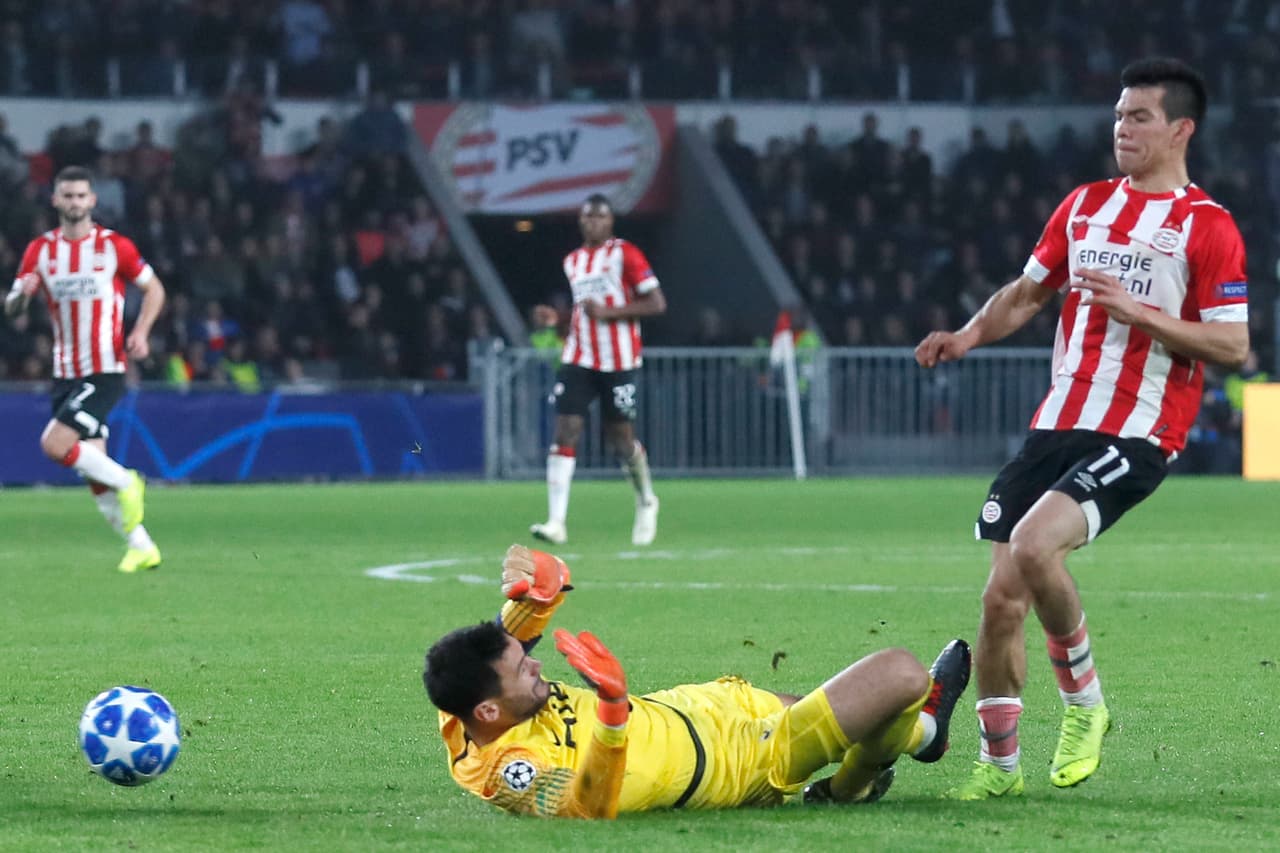 Sin embargo, a 10 minutos del final, el mexicano recibió de Pablo Rosario tras un error en salida de Christian Erkisen y llegando al área fue derribado por Lloris.
