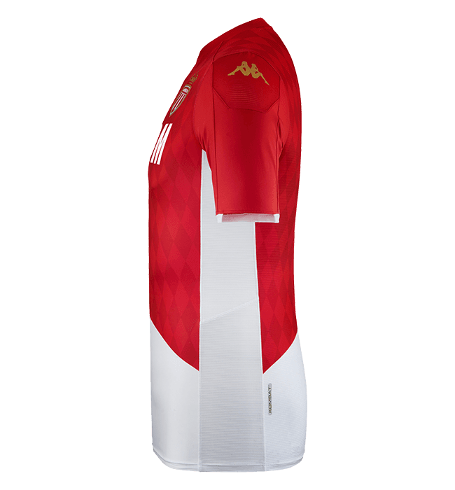 Como a final de los años 90's e inicio de milenio, con Thierry Henry, David Trezeguet, Ludovic Giuly, entre otros, el A.S. Mónaco volverá a vestir con prendas confeccionadas por la marca italiana Kappa. La playera cuenta con unos rombos en un rojo más oscuro y detalles dorados que le dan mucha elegancia a una prenda nostálgica para pasar la página de una temporada complicada en la que lucharon por la permanencia.