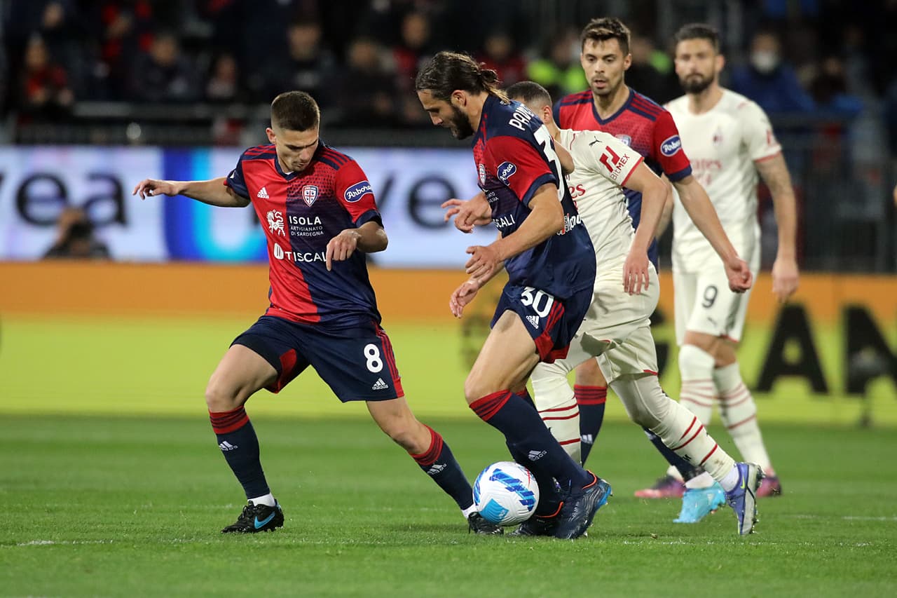 El Milan venció al Cagliari como visitante gracias a un solitario gol de Ismael Bennnacer y sigue como lider de la Serie A.