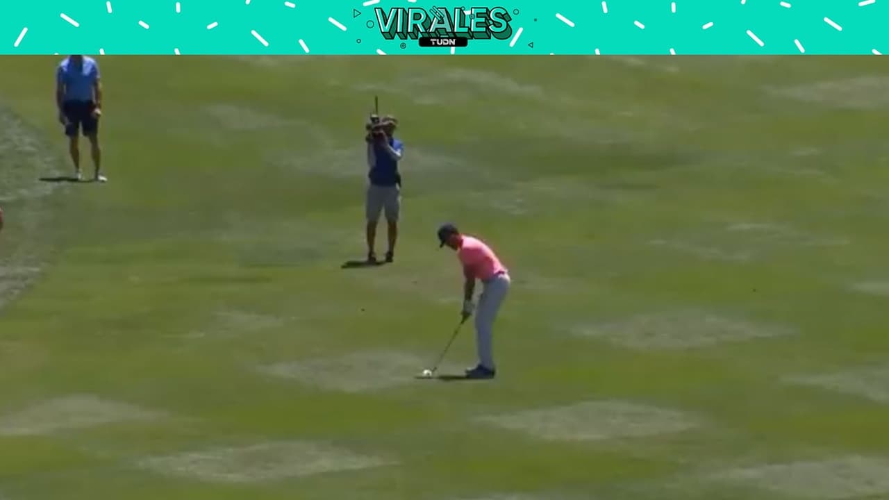 Stephen Curry no hace hoyo en uno, pero emboca la bola con un tirazo