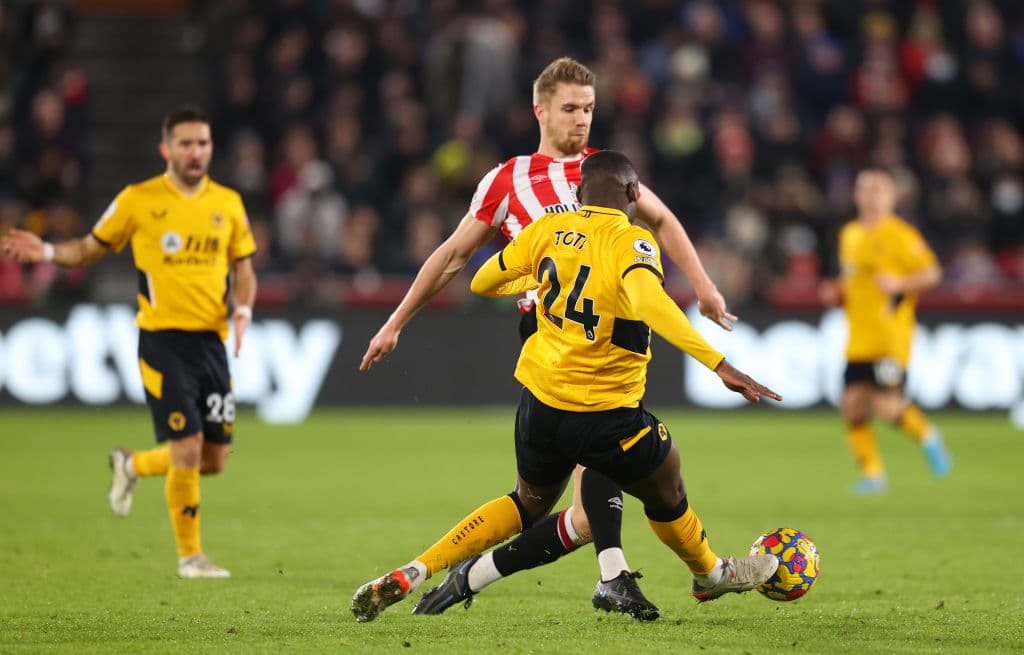 Joao Moutinho y Rúben Neves se convierten en los goleadores del día y le dan la victoria 1-2 al Wolverhampton sobre el Brentford.