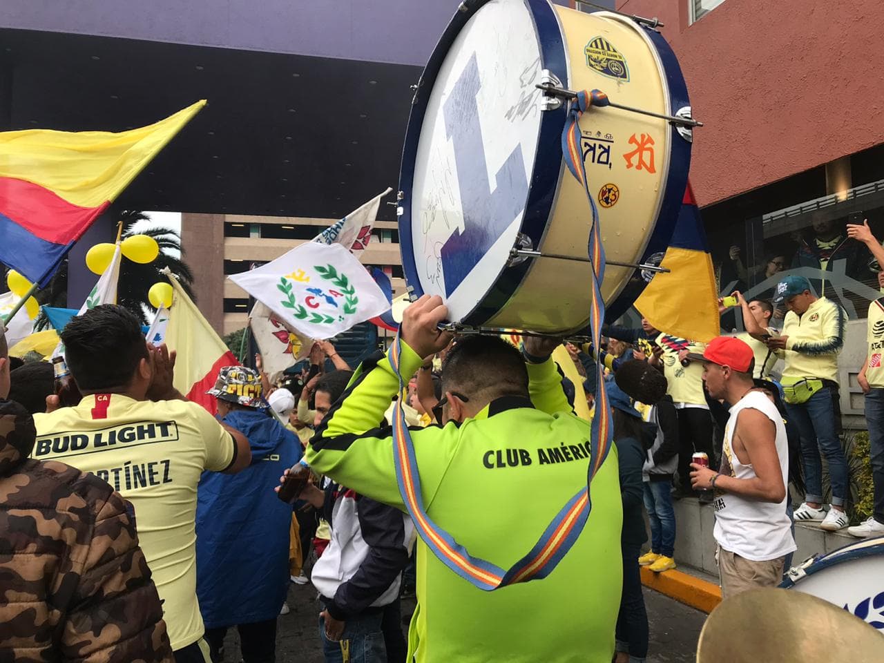 A ritmo de bombo, con banderas y cantos, la afición americanista acompaña a su equipo rumbo al Estadio Azteca.