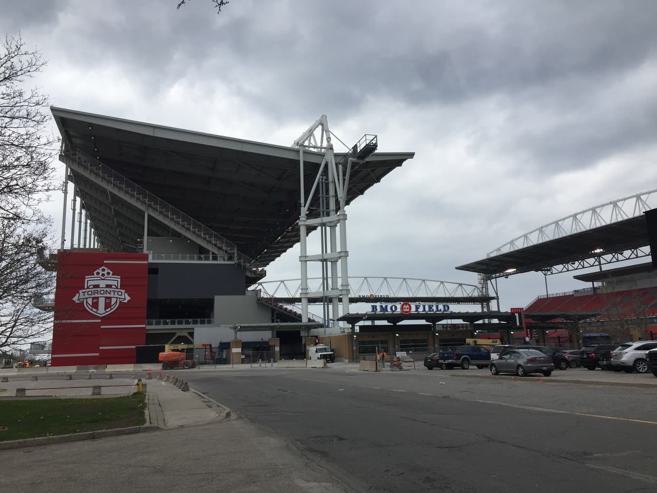 Tecnología de punta – La segunda fase también añadió tecnología de punta en cuanto al alumbrado y el sonido del estadio, lo que se complementara con la pantalla gigante en HD que se colocó en la primera fase.
