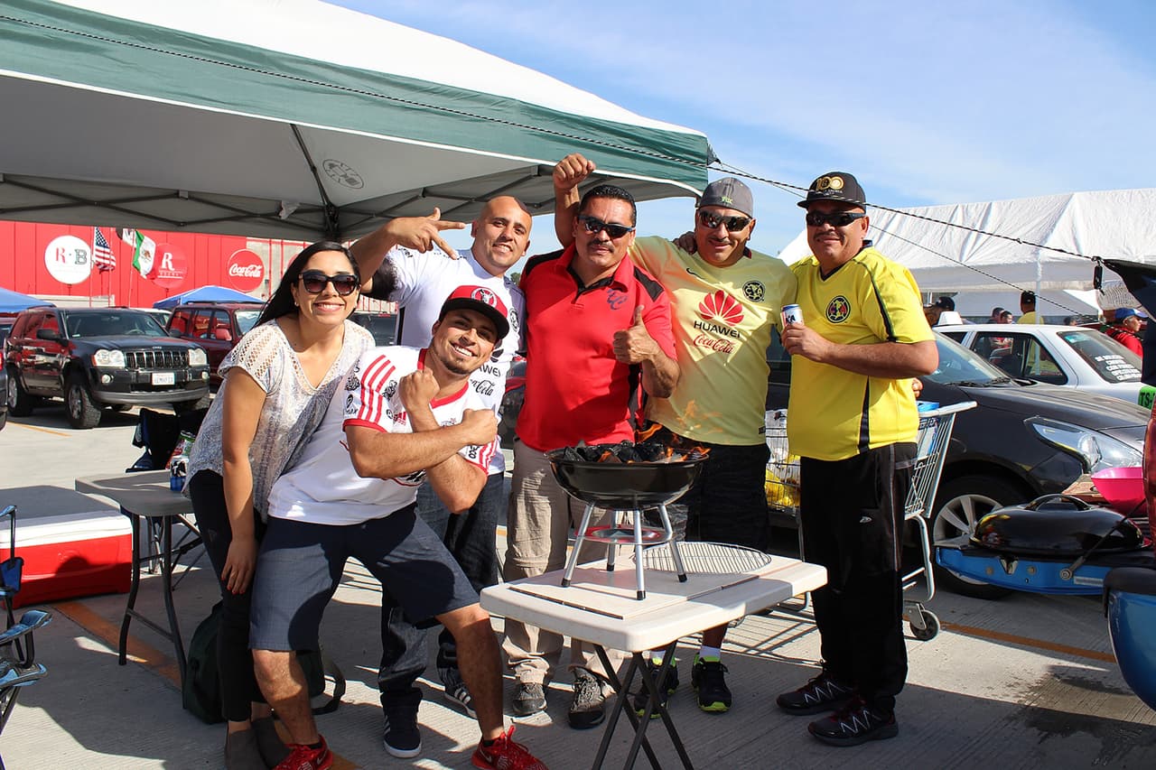 Lla afición disfruta de una parrillada. Esto ha sido una tradición en los partidos disputados en el Estadio Caliente.