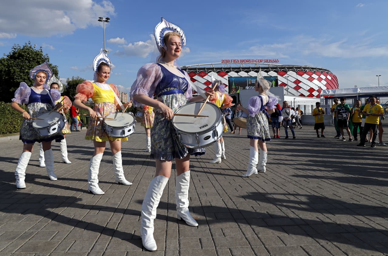 Moscow (Russian Federation), 27/06/2018.- Performers outside the stadium before the FIFA World Cup 2018 group E preliminary round soccer match between Serbia and Brazil in Moscow, Russia, 27 June 2018. (RESTRICTIONS APPLY: Editorial Use Only, not used in association with any commercial entity - Images must not be used in any form of alert service or push service of any kind including via mobile alert services, downloads to mobile devices or MMS messaging - Images must appear as still images and must not emulate match action video footage - No alteration is made to, and no text or image is superimposed over, any published image which: (a) intentionally obscures or removes a sponsor identification image; or (b) adds or overlays the commercial identification of any third party which is not officially associated with the FIFA World Cup) (Mundial de Fútbol, Brasil, Moscú, Rusia) EFE/EPA/YURI KOCHETKOV EDITORIAL USE ONLY