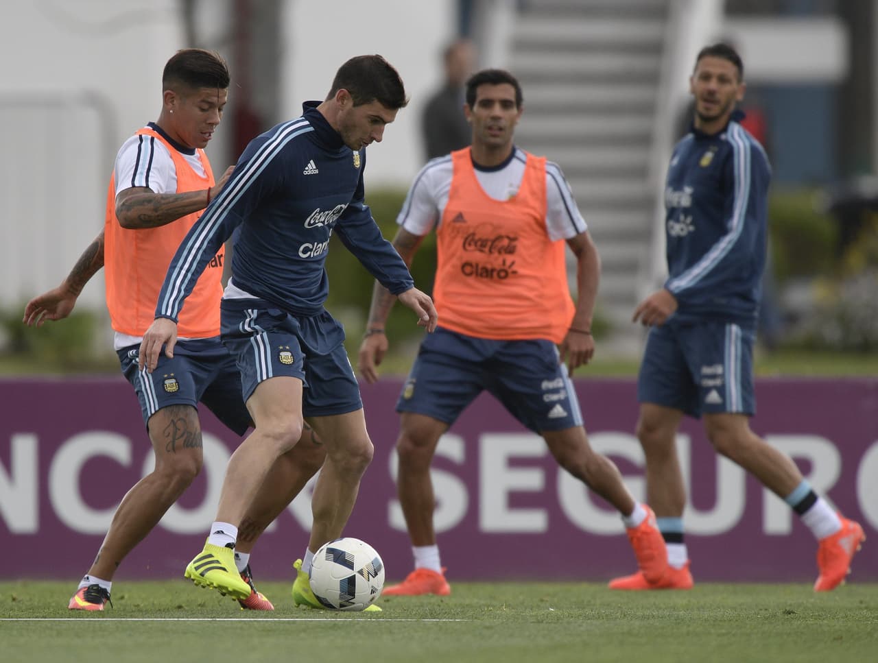 Alario fue convocado en mayo del 2016 para los eliminatorios ante Uruguay y Venezuela.