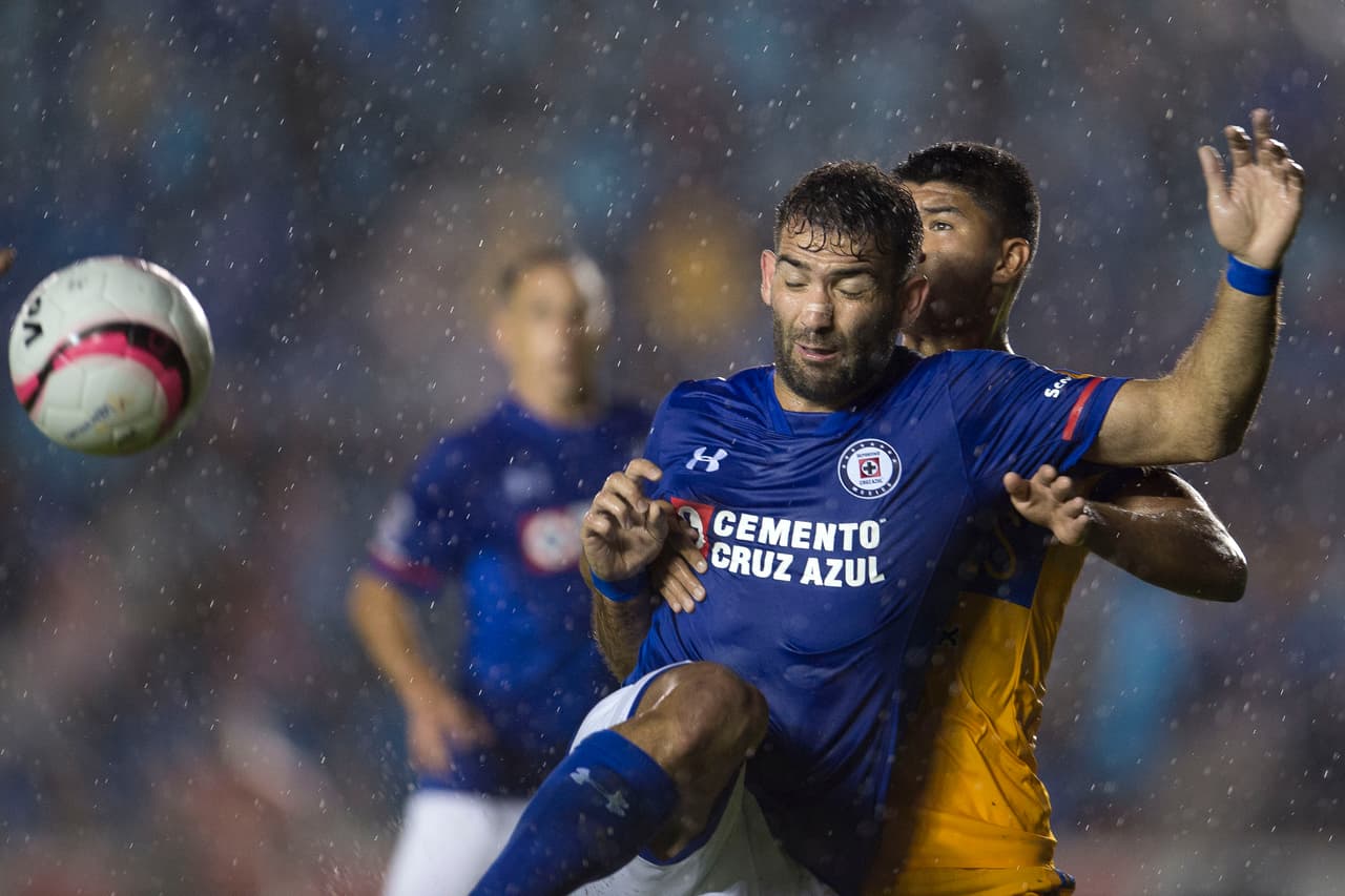 Ni siquiera el espíritu de lucha de los locales era suficiente para equiparar las cargas y el paso de los minutos caía tan fuerte como la lluvia.
