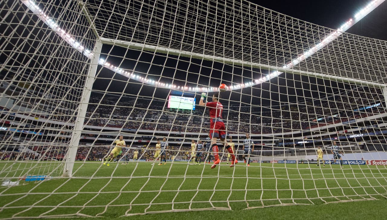 A Marchesín se le hicieron manos de mantequilla en el momento menos indicado. Tras un remate de Michael Arroyo de tiro libre a favor del América, el portero del Santos no pudo detener el disparo, que se le metió al arco en medio de la impotencia por el fallo.