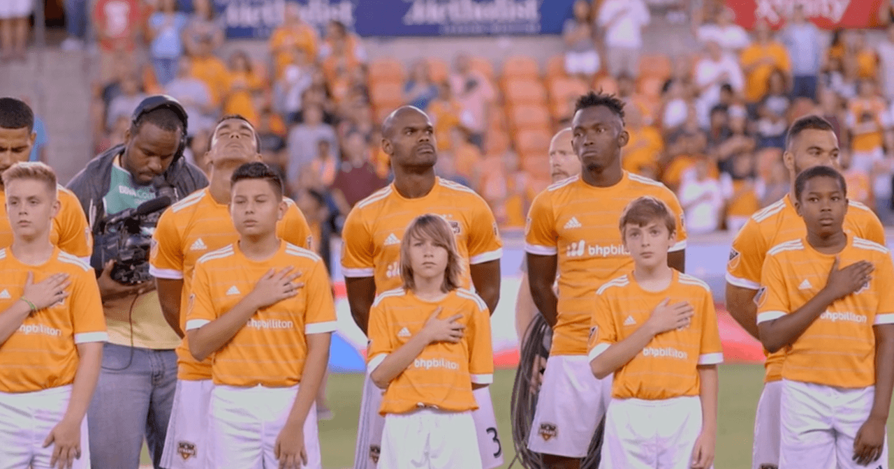 Machado oyendo el himno antes de un partido. A su lado, otro valor centroamericano de la MLS y la Copa de Oro: el hondureño Alberth Elis.