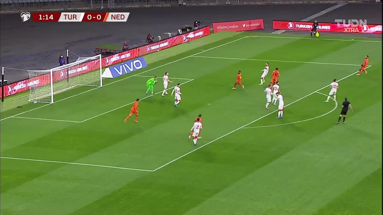 ¡TIRO ATAJADO! disparo por Donyell Malen.