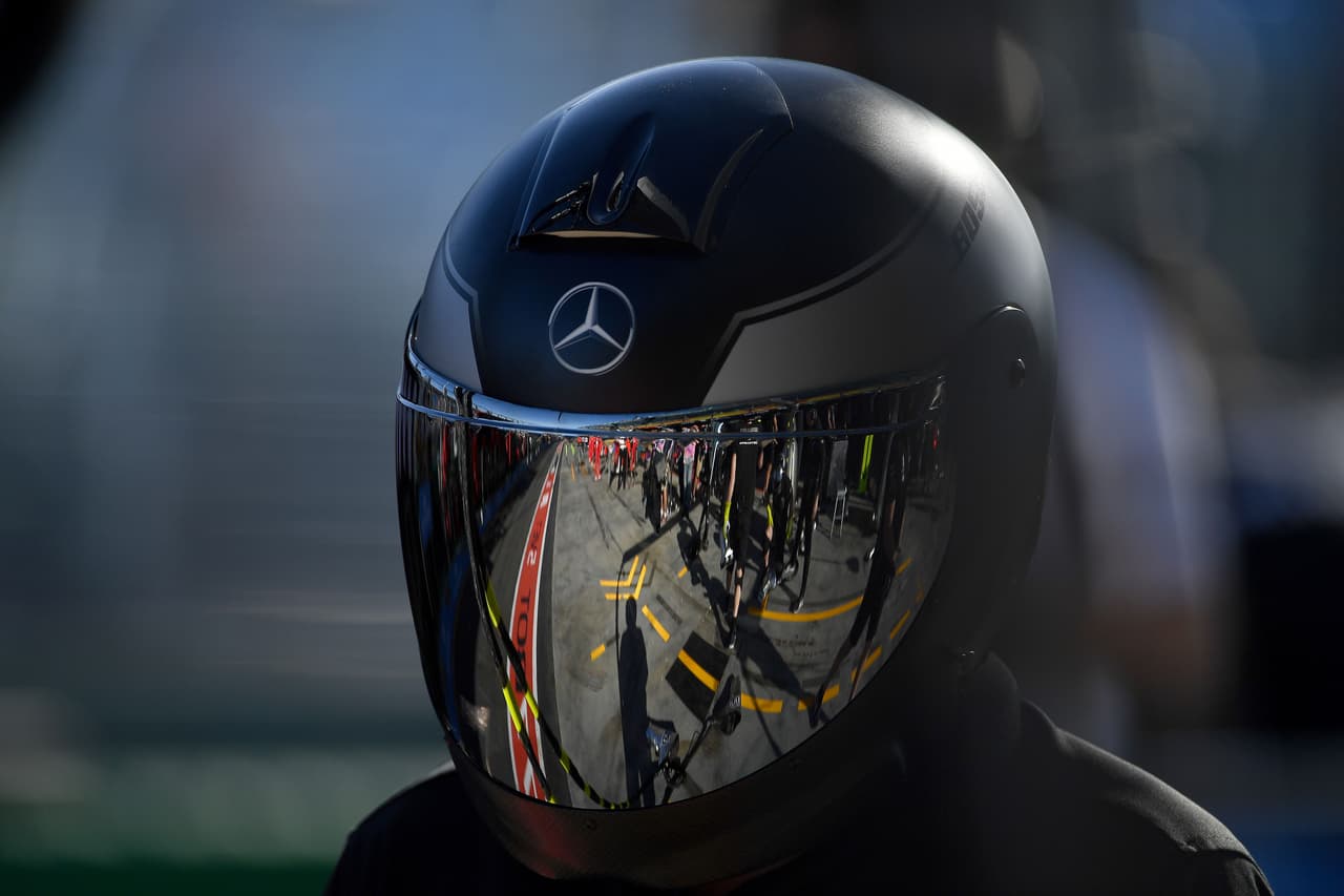 Este viernes se corrieron las dos sesiones de práctica en Melbourne en las que Lewis Hamilton fue el más veloz llegando a hacer la vuelta en 1:22:600. Sebastian Vettel y Valtteri Bottas lo escoltaron cada uno en una de las jornadas. Este sábado en la mañana será la clasificación y el domingo habrá bandera verde.