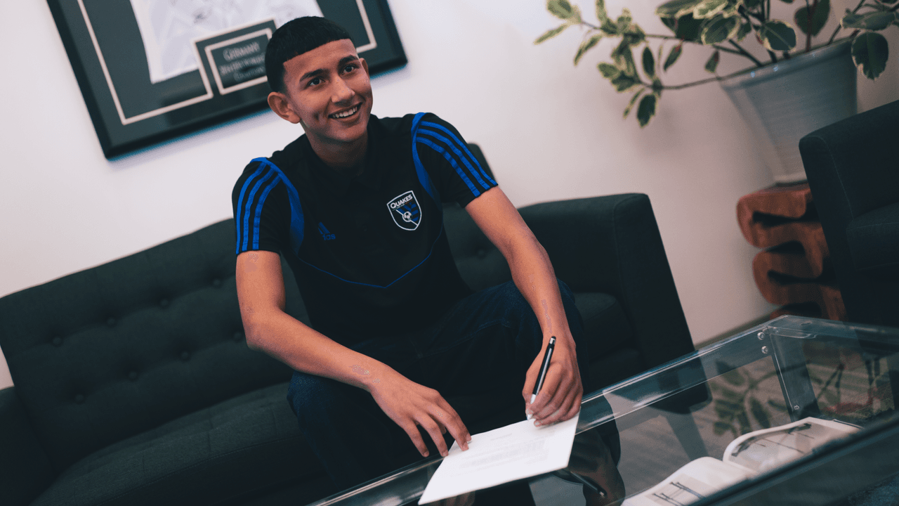 “Mis metas son seguir trabajando duro y con fortuna comenzar a entrenar con el primer equipo, seguir mejorando en todo, conocer a mis nuevos compañeros y trabajar duro cada día”, señaló el canterano de origen mexicano.