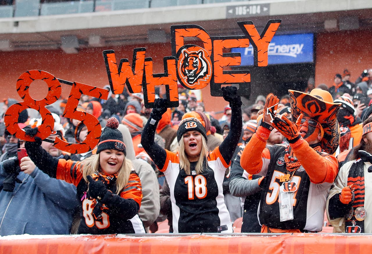 La NFL vivió una nueva jornada en la que el colorido y humor de los fanáticos mezclados con el ánimos de las porristas y la energía de los espectáculos le dieron vida propia a la fiesta fuera de la competencia en el fútbol americano estadounidense.