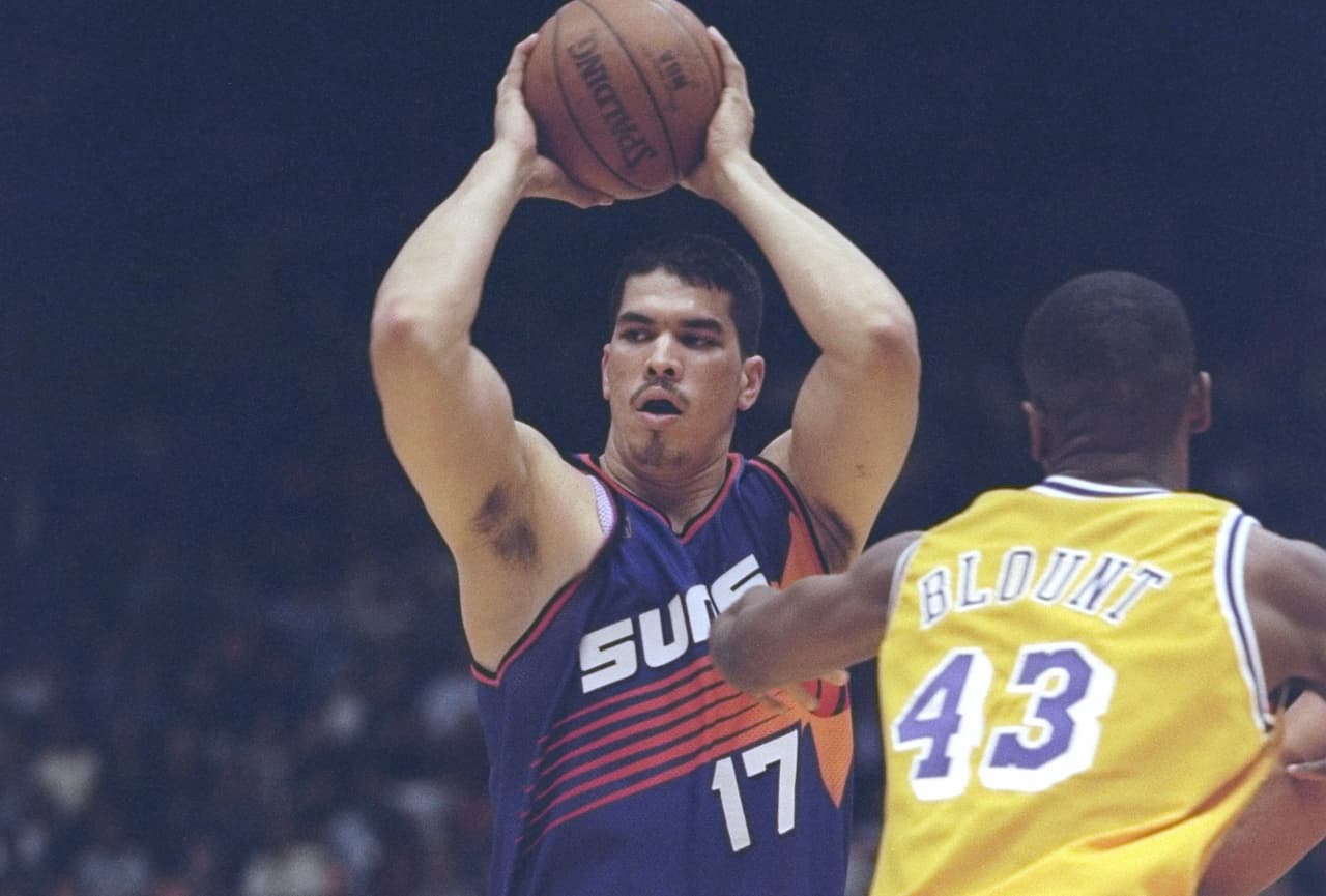 En 1996 llegó a los Phoenix Suns, donde jugó 28 partidos entre 1996 y 1998. En 2004 intentó jugar con los Milwaukee Bucks sin conseguir éxito.