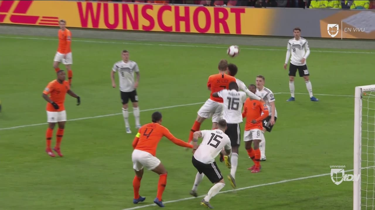 Matthijs De Ligt, de cabeza, marca el  descuento para Holanda