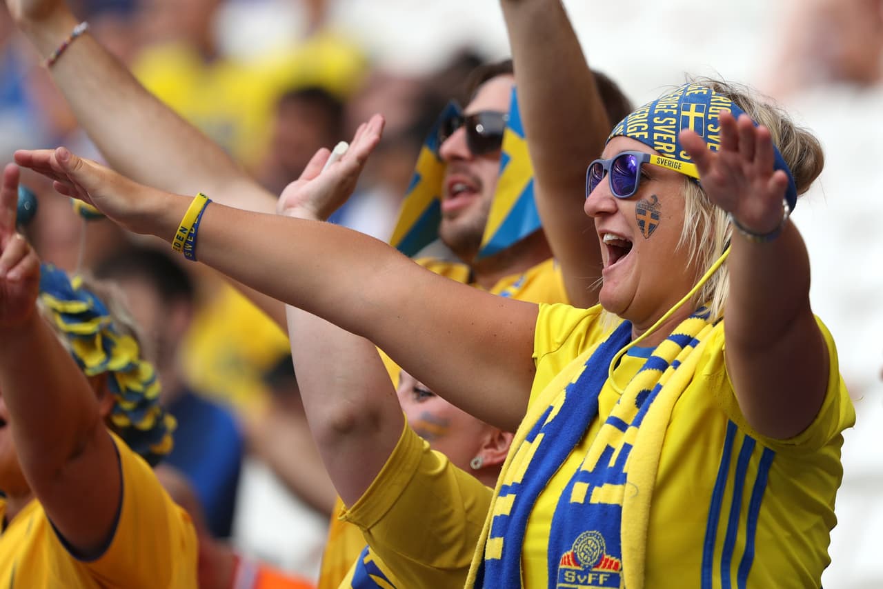 Después de la fiesta que montaron los fa´naticos de Estados Unidos, el turno este miércoles fue para los holandeses quienes fueron mayoría en el Stade de Lyon para el juego de Semifinales del Mundial Femenino ante Suecia.