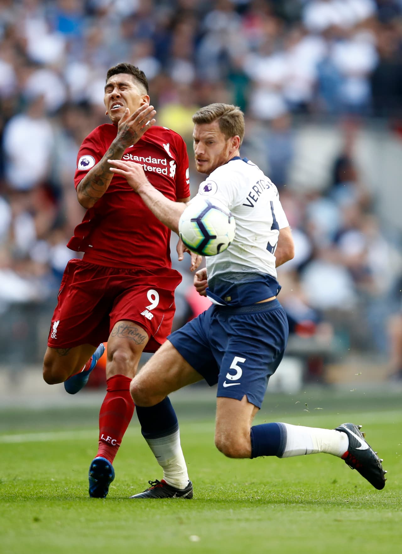 Firmino de inmediato cejó en su intentona de ir al ataque después del contacto con el jugador belga.