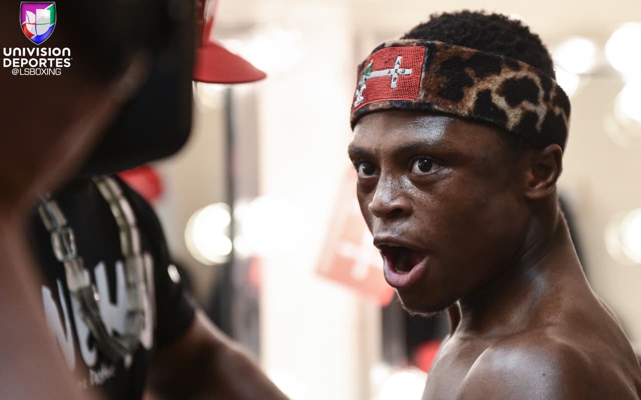 Emanuel 'Vaquero' Navarrete dio la sorpresa ante Isaac Dogboe, luego de vencerlo por decisión unánime para arrebatarle al ghanés su cetro mundial supergallo de la OMB.
