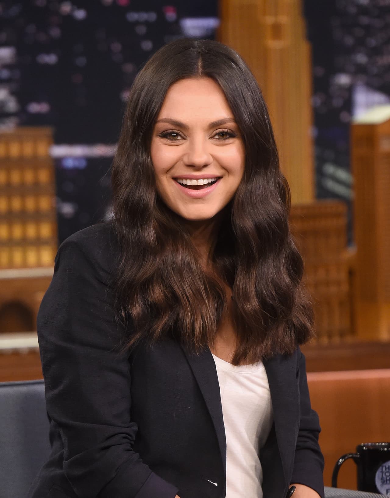 La actriz Mila Kunis es fanática de los Chicago Bears (NFL), de Los Angeles Dodgers (MLB) y de Los Angeles Lakers (NBA) y no solo expresa su apoyo en público sino que es espectadora frecuente en los escenarios. Con su belleza, enmarcada por sus sensuales rostro y cuerpo, se roba más de una mirada.