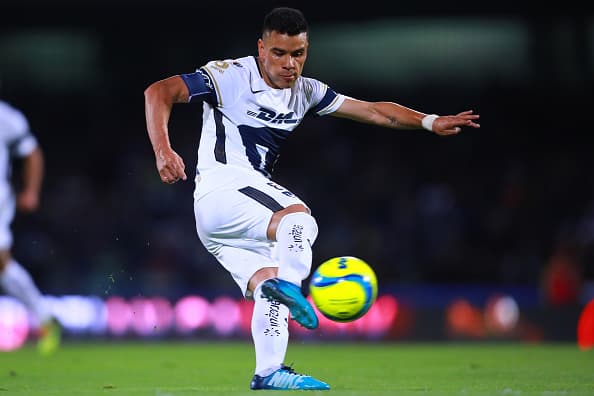 Pablo Barrera: Jugó con Pumas del 2005-2010, campeón en el Clausura 2009. Con Cruz Azul jugó del 2012 al 2014 donde logró el título de Copa MX (2013). Desde 2016 está con los auriazules.