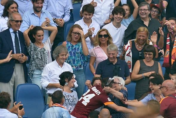 Cuando llegó al asiento donde se encontraba su abuela, Alessandro Florenzi le dio un gran abrazo que duro unos segundos, ante la mirada de los aficionados.
