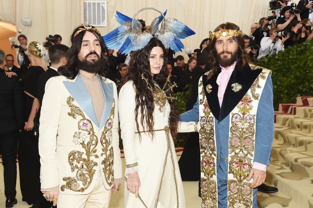 La Met Gala normalmente se lleva a cabo el primer lunes de mayo, pero debido a la pandemia de COVID-19, el evento se retrasó hasta el 13 de septiembre.