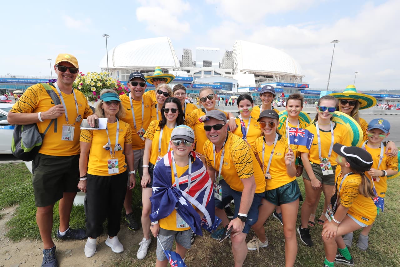 Los hinchas peruanos y australianos viven con emociones distintas su último duelo por el grupo C del Mundial, unos con la nostalgia de la despedida y los otros con la ilusión de aún llegar a octavos.