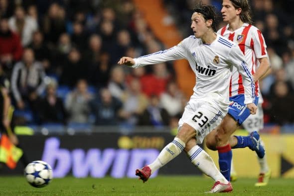 El alemán Mesut Özil intentó asistir a Cristiano, pero el balón terminó nuevamente en sus pies y él no lo desperdició.