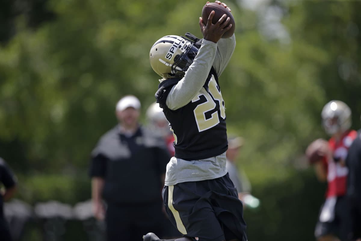 3) No sería sorpresa si ... C.J. Spiller atrapa más de 70 pases en New Orleans (AP-NFL).