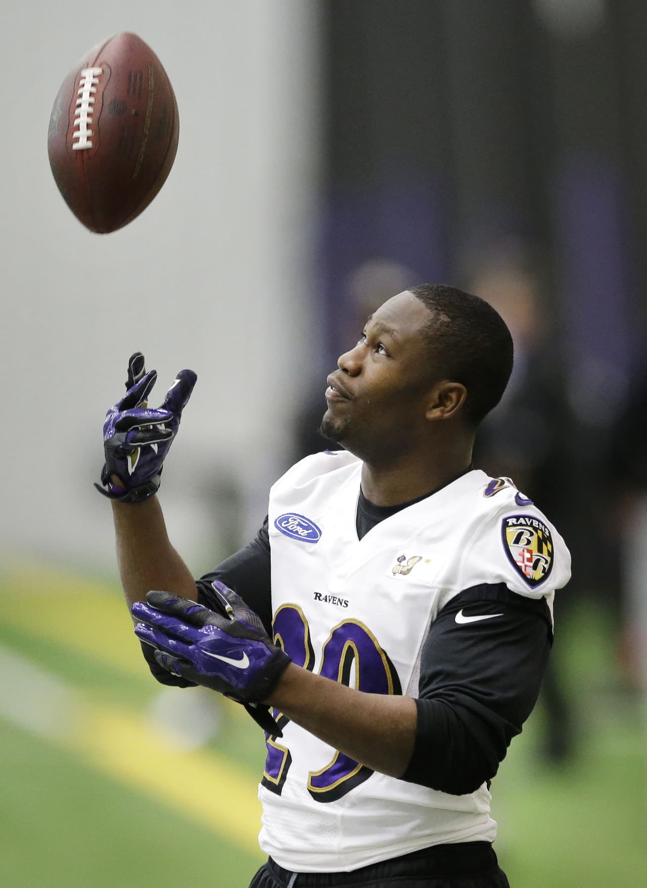 9) No sería sorpresa si... Justin Forsett atrapa más de 70 pases para los Ravens (AP-NFL).