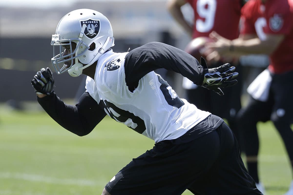 18) No sería sorpresa si... Amari Cooper tuvo 80 atrapadas y 1,000 yardas en el 2015 (AP-NFL).