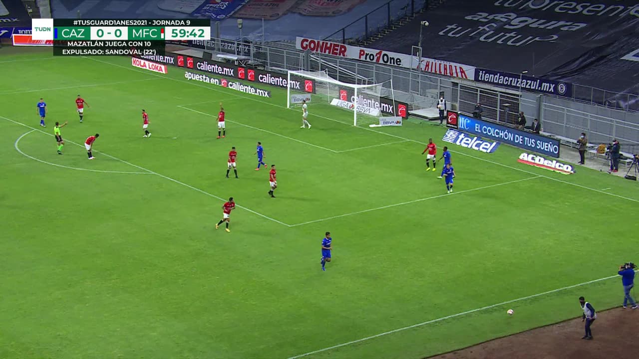 ¡TIRO ATAJADO! disparo por Luís Romo.