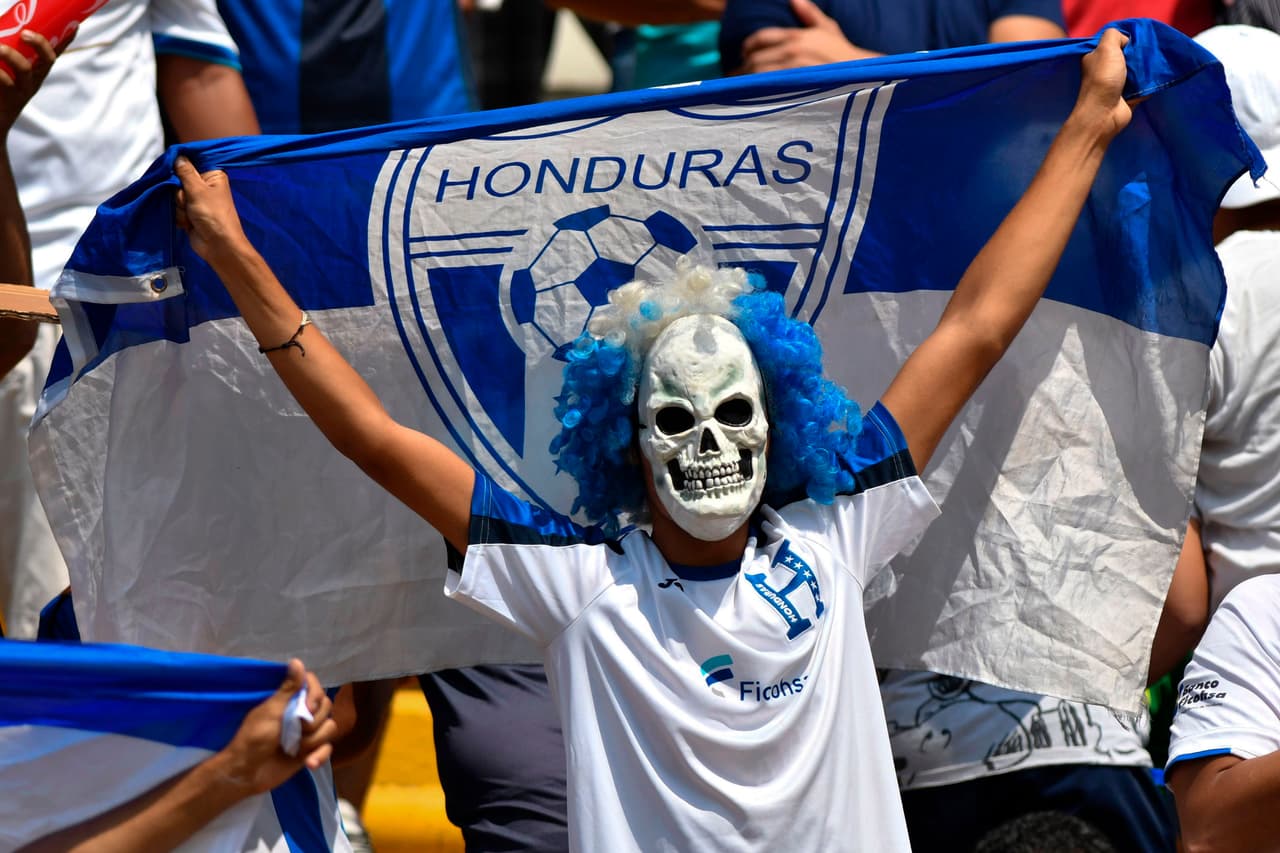 El mismo que se trasladó a las tribunas del estadio hondureño.