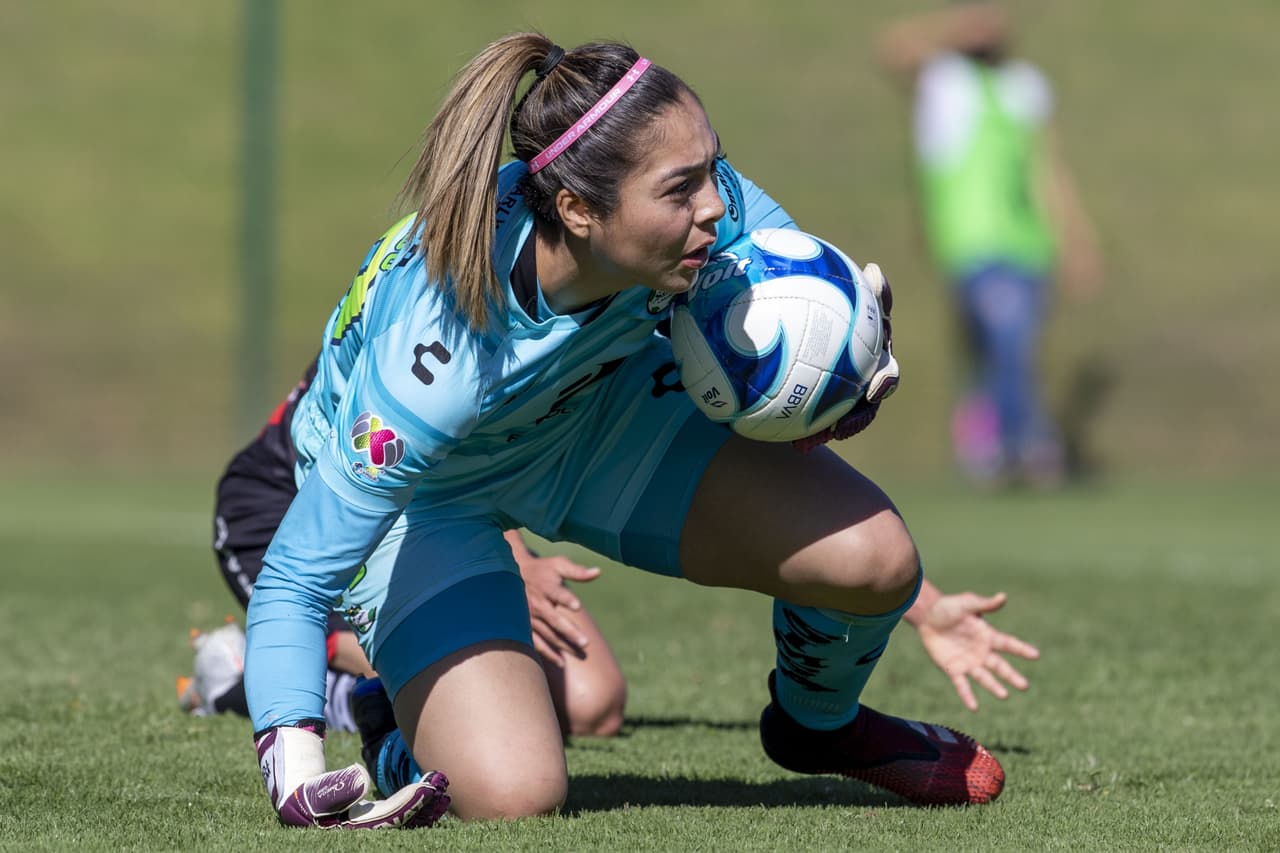 Portera de Santos pierde el conocimiento tras un golpe en la cabeza